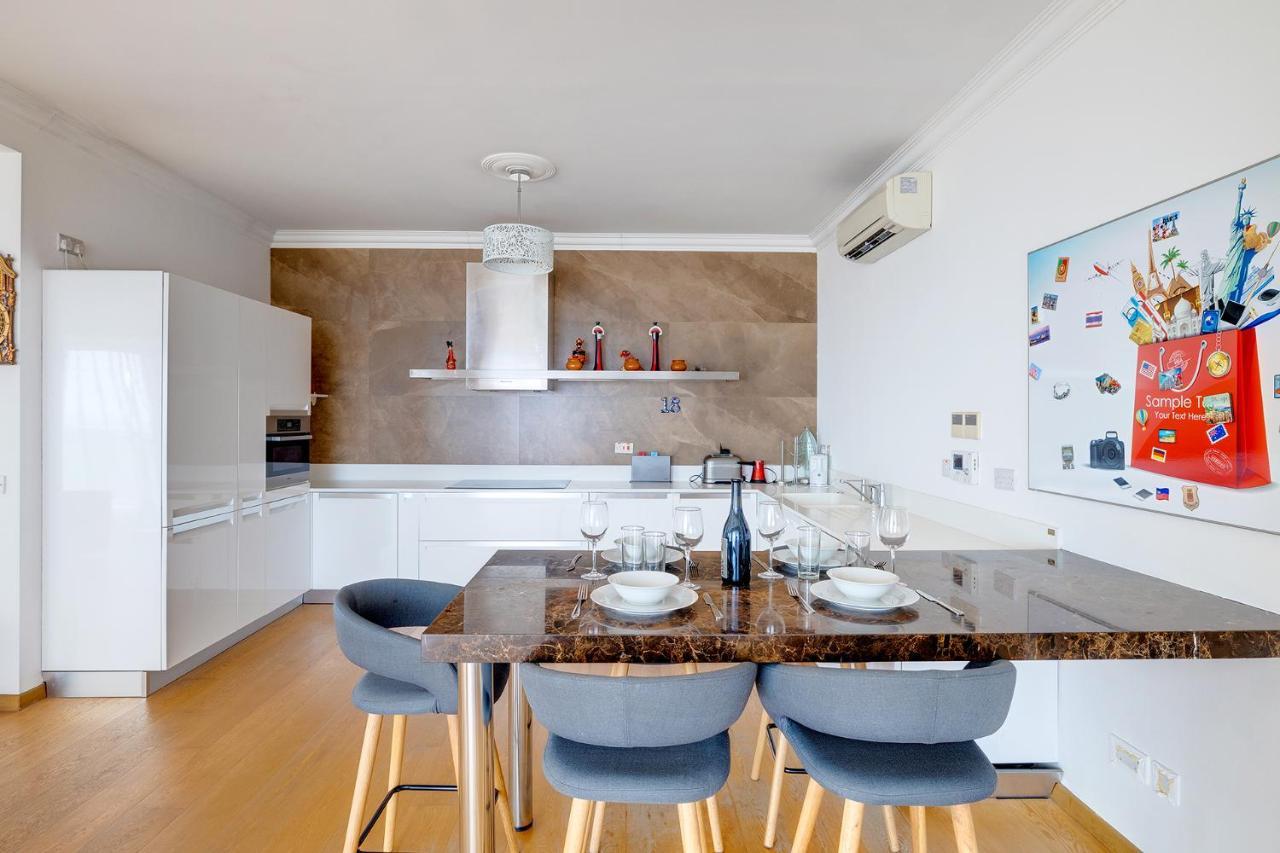 Seafront Apartment In Sliema With Pool, Upmarket Complex Exterior photo
